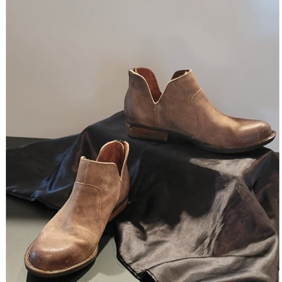 Born Shoes - Born Kerri Distressed Brown Suede V-Cut‎ Ankle Boots Back Zip Womens 7.5M